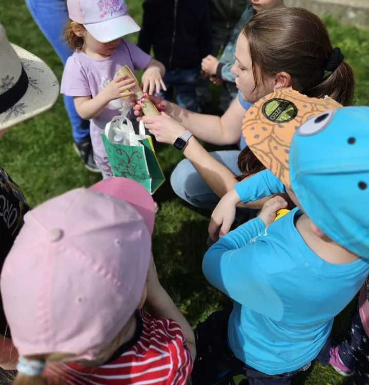 Kinder schauen sich gemeinsam die Spielkärtchen einer Schnitzeljagd an